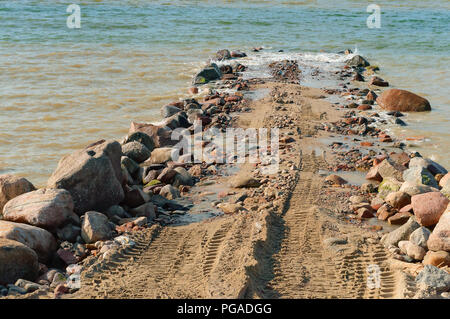 Baumaschinen auf dem Ufer, den Bau von Wellenbrechern, Küstenschutz Maßnahmen Stockfoto