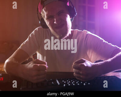 Portrait der junge Bartgeier männlichen Gamer spielen video game in die Nacht gehen, verrückt und Crazy Stockfoto