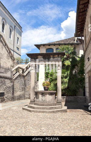 Alter Brunnen auf der Piazza Cesare Augusto Tallone auf dem Weg der Stille, der Isola San Giulio Ortasee, Italien. Stockfoto