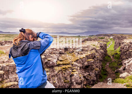 Weibliche natur Fotograf in Aktion in die wilde Landschaft von Island Stockfoto