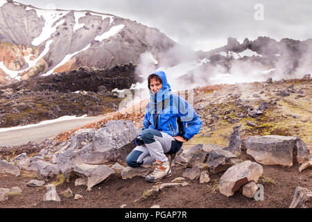 Weibliche natur Fotograf in Aktion in die wilde Landschaft von Landmannalaugar Island Stockfoto