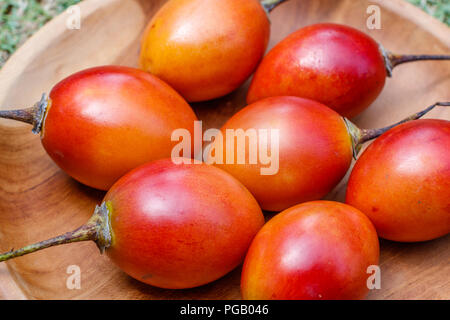 Frische tamarillo Obst auf einem hölzernen Fach Bali, Indonesien. Stockfoto