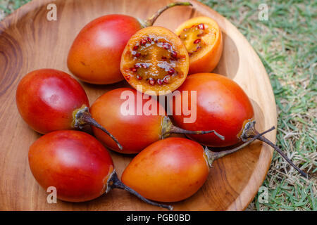 Frische tamarillo Obst auf einem hölzernen Fach Bali, Indonesien. Stockfoto