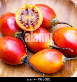 Frische tamarillo Obst auf einem hölzernen Fach Bali, Indonesien. Stockfoto