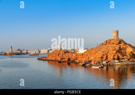 Blick auf den beliebten Leuchtturm und Watch Tower in sur Oman Stockfoto