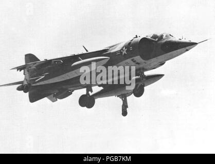 AV-8A Harrier der VMA-513 schweben im Jahr 1974. Stockfoto