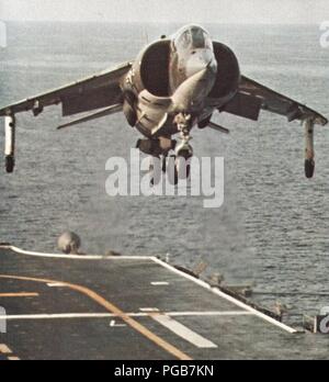 AV-8A Harrier der VMA-513 landet auf der USS Guam (ZG-9) c 1972. Stockfoto