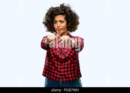 Schöne arabische Frau mit schlechter Haltung, STOP-Schild mit Hand genervt, nein zu sagen, und die Sicherheit, die Verteidigung oder Beschränkung, vielleicht drücken Stockfoto