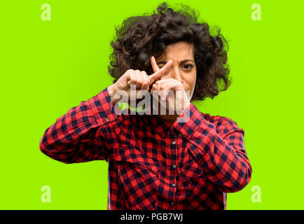 Schöne arabische Frau mit schlechter Haltung, STOP-Schild mit Hand genervt, nein zu sagen, und die Sicherheit, die Verteidigung oder Beschränkung, vielleicht drücken Stockfoto