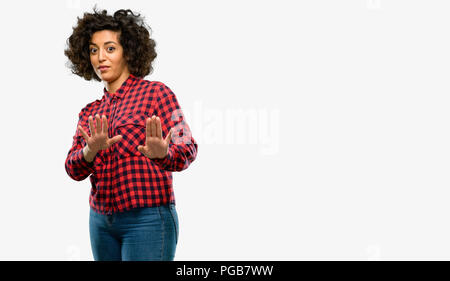 Schöne arabische Frau mit schlechter Haltung, STOP-Schild mit Hand genervt, nein zu sagen, und die Sicherheit, die Verteidigung oder Beschränkung, vielleicht drücken Stockfoto