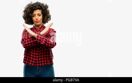 Schöne arabische Frau mit schlechter Haltung, STOP-Schild Kreuzung Hände genervt, nein zu sagen, und die Sicherheit, die Verteidigung oder Einschränkung Stockfoto