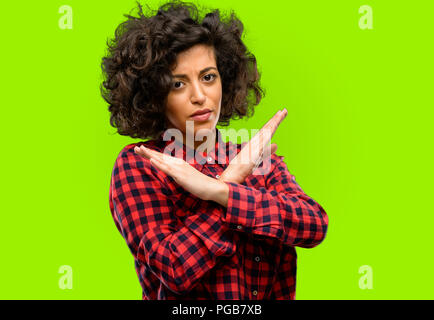 Schöne arabische Frau mit schlechter Haltung, STOP-Schild Kreuzung Hände genervt, nein zu sagen, und die Sicherheit, die Verteidigung oder Einschränkung Stockfoto