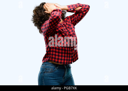 Schöne arabische Frau stressig die Hände auf den Kopf, müde und frustriert Stockfoto