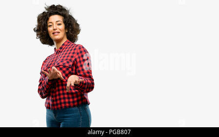 Schöne arabische Frau angewidert und wütend, halten die Hände in stop Geste, als Verteidigung, schreien Stockfoto