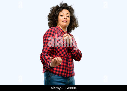 Schöne arabische Frau angewidert und wütend, halten die Hände in stop Geste, als Verteidigung, schreien Stockfoto