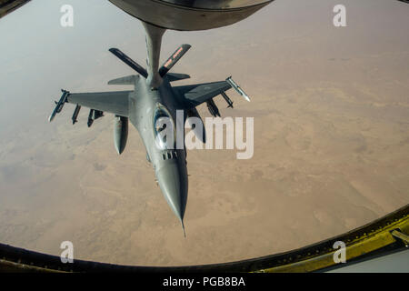 Einer KC-135 Stratotanker zur 28 Expeditionary Air Refuelling Squadron transfers Kraftstoff zugeordnet zu einem US Air Force F-16 Fighting Falcon bei einem Luftbetankung Mission zur Unterstützung der Operation inhärenten Lösen über den Irak, 22.08.2018. Us Air Forces Central Command, im Konzert mit Koalition, Gelenk- und interagency Partnern, liefert entscheidende Luft-, Raumfahrt- und Cyberspace Funktionen für das United States Central Command, verbündeter Nationen, und Amerika. (U.S. Air Force Foto: Staff Sgt. Keith James) Stockfoto