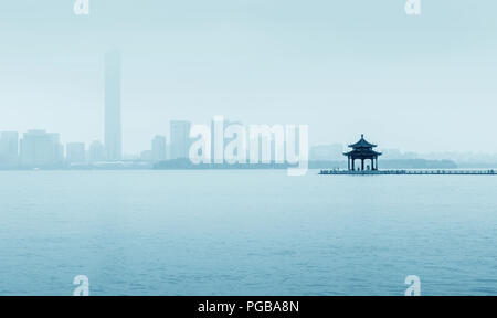 Das Tor des Orients durch die Jinji See in Suzhou, China. Stockfoto