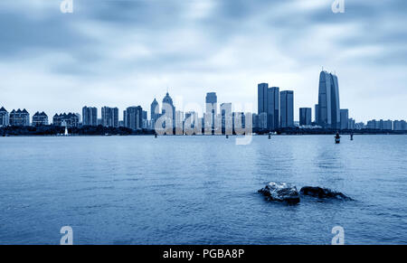 Das Tor des Orients durch die Jinji See in Suzhou, China. Stockfoto
