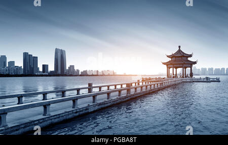 Das Tor des Orients durch die Jinji See in Suzhou, China. Stockfoto