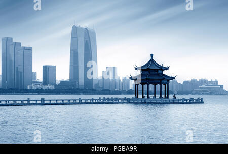 Das Tor des Orients durch die Jinji See in Suzhou, China. Stockfoto