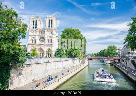 Paris, Frankreich, 23. Juni 2018: Parvis Notre-Dame-Jean-Paul-II Square und Seine in Paris, Frankreich. Stockfoto