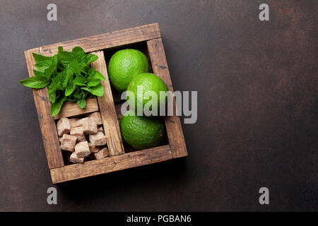 Mojito cocktail Zutaten auf Tisch aus Stein. Ansicht von oben mit der Kopie Raum Stockfoto