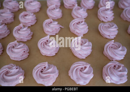 Die französischen Meringue cookies Marshmallows auf Pergamentpapier Stockfoto