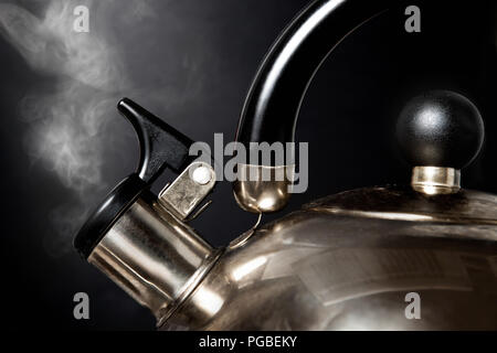 Kaffee Wasserkocher mit kochendem Wasser Stockfoto