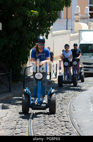 Touristen auf Segway Touren in Lissabon, Portugal. Stockfoto