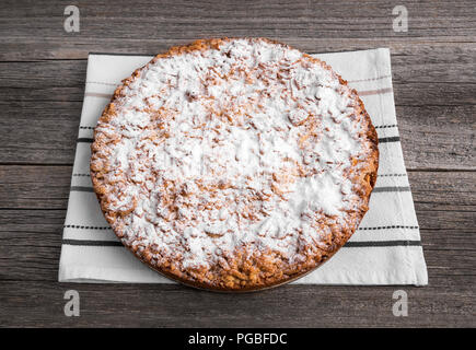 Hausgemachte Kuchen auf dem küchentuch liegt auf einem Holztisch. Close-up. Stockfoto