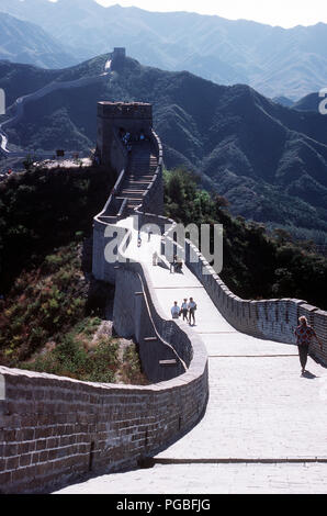 Blick auf einen Teil der Großen Mauer Nordwestlich und nördlich von Peking zeigt Touristen zu Fuß den Gehweg zu einem wehrturm Position. Ca. 1986 Stockfoto