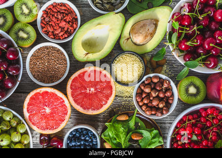 Gesundes Essen auswahl. Sauber, Essen, frische organische superfoods Sortimente, Früchte, Beeren, Nüsse und Samen. Stockfoto