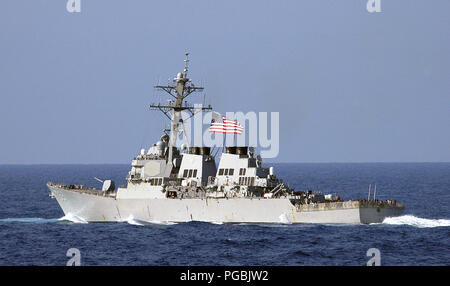 Ein Anschluss Seitenansicht mit der US Navy (USN) Arleigh-Burke-Klasse (Flug) Lenkwaffen-zerstörer (Aegis) USS RUSSELL (DDG59), durch die Wasser in das Südchinesische Meer. Stockfoto