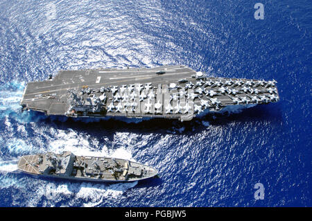 Die US Navy Flugzeugträger der Nimitz-Klasse (oben) USS Ronald Reagan (CVN 76) mit dem Militär Sealift Command kilauea Klasse Munition Schiff (unten) USNS FLINT (T-AE 32) am 6. April 2007 arbeitet. Stockfoto