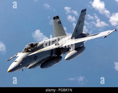 Ein Marine Aviator für vertikale Marine Fighter Attack Squadron 212 (VMFA-212), Piloten seine F/A 18 Hornet über das Südchinesische Meer. Stockfoto