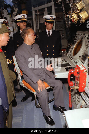 Der stellvertretende Regierungschef Geng Biao, Volksrepublik China, Blicke auf den Umfang der Bildschirm Echolot an Bord der Lenkwaffen-kreuzer USS FOX (CG-33). Stockfoto