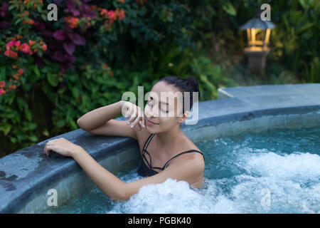 Junge Frau entspannen im Whirlpool Spa im Luxus Hotel Stockfoto