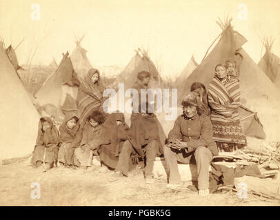 Eine Gruppe von elf Miniconjou (Kinder und Erwachsene) in einem Tipi Camp, voraussichtlich am oder in der Nähe von Pine Ridge Reservat. 1891 Stockfoto