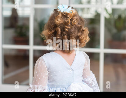 Blonde Kind rückwärts allein. Autismus Konzept. Stockfoto