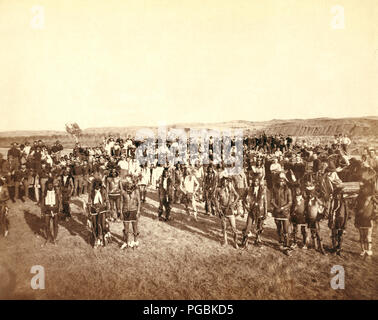 Group Portrait von Big Foot (Miniconjou) band und Bundeswehr Männer, in einem offenen Feld, an der Basis Tanz auf dem Cheyenne River, S.D. - auf oder in der Nähe von Cheyenne River Indian Reservation. Stockfoto