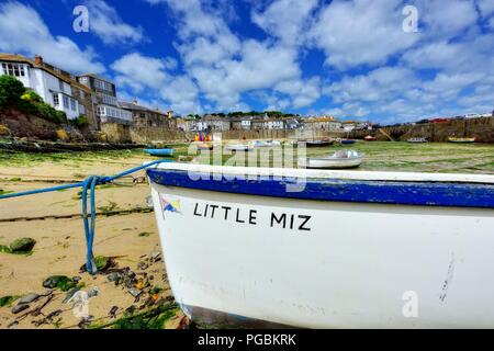 Ruderboot wenig Miz im Mousehole Hafen bei Ebbe, Cornwall, England, Großbritannien Stockfoto