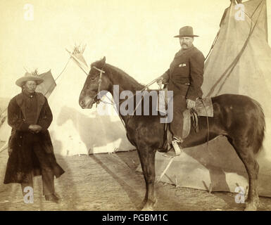 Rocky tragen, Oglala Chief, stehend auf der linken Seite einen weißen Mann auf dem Pferderücken; drei Tipis im Hintergrund - vermutlich auf oder in der Nähe von Pine Ridge Reservat. Stockfoto