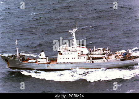 Antenne Anschluss Seitenansicht eines russischen Pazifikflotte Moma Klasse hydrographische Umfrage Schiff. Stockfoto