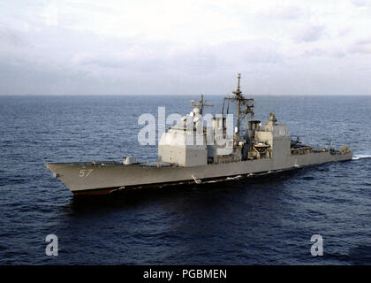 Ticonderoga-Klasse Lenkwaffen-kreuzer USS LAKE CHAMPLAIN (CG57) Stockfoto