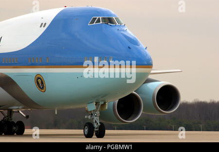 Air Force One (VC-25) kommt beim Andrews AFB, Maryland mit US-Präsident George W. Bush an Bord der Rückkehr von einem Besuch in Peking, China. Stockfoto