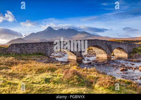 Die alte Brücke bei Sligachan und der Cuillins, Isle of Skye, Innere Hebriden, Highland, Schottland, UK Stockfoto