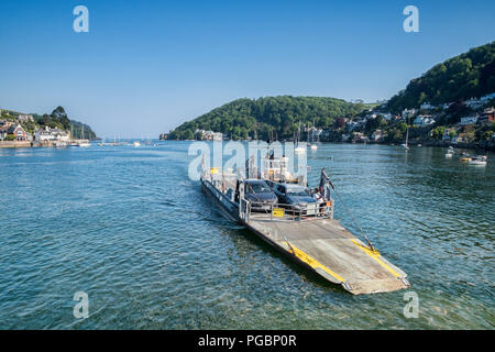 23. Mai 2018: Dartmouth, Devon, Großbritannien - Die untere Fähre, auf seinen jouirney über den Fluss Dart von kingswear. Stockfoto