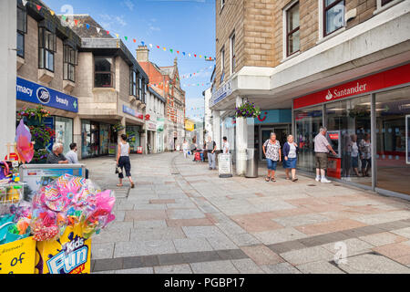 11. Juni 2018: St Austell, Cornwall, Großbritannien - Einkaufen in Fore Street. Stockfoto