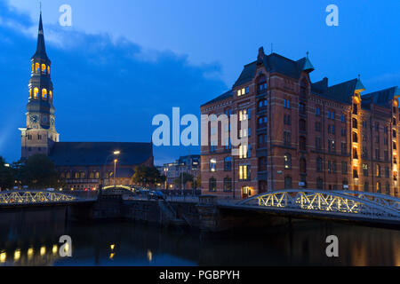 Blick von der Brücke Pickhubenbrücke, Hauptkirche Sankt Katharinen bei Nacht, Speicherstadt, Bezirk in der Hafencity, Hamburg, Deutschland Stockfoto