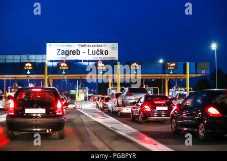 Zagreb, Kroatien - August 1th, 2018: Autos warten in der gelegen auf der Autobahn Mautstelle Lucko bei Sonnenuntergang in Zagreb, Kroatien. Stockfoto